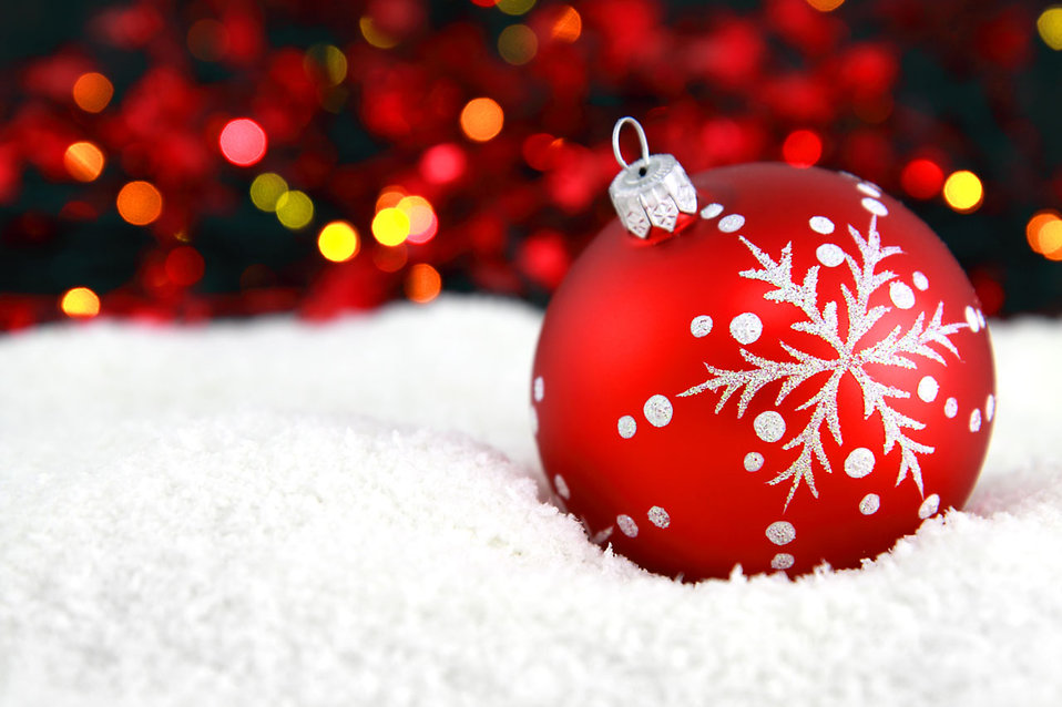 9156-a-red-christmas-ornament-in-the-snow-with-lights-in-the-background-pv